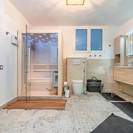 Апартаменты Luxury Apartment, Sea Views, Jacuzzi And Sauna.