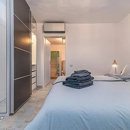 Апартаменты Luxury Apartment, Sea Views, Jacuzzi And Sauna. *