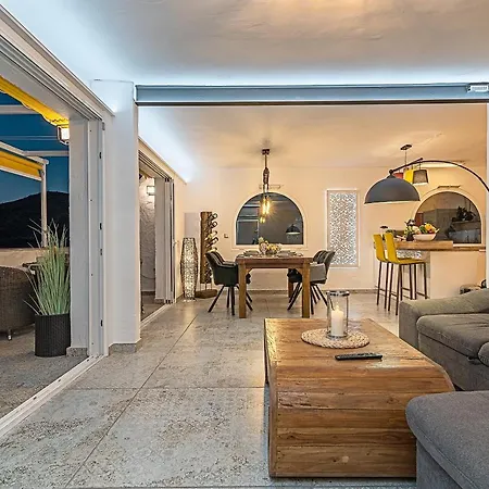 Luxury Apartment, Sea Views, Jacuzzi And Sauna. Апартаменты Моган