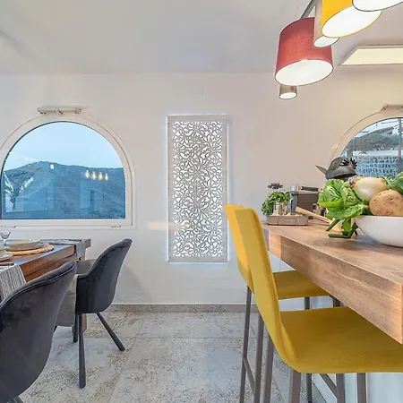 Апартаменты Luxury Apartment, Sea Views, Jacuzzi And Sauna.