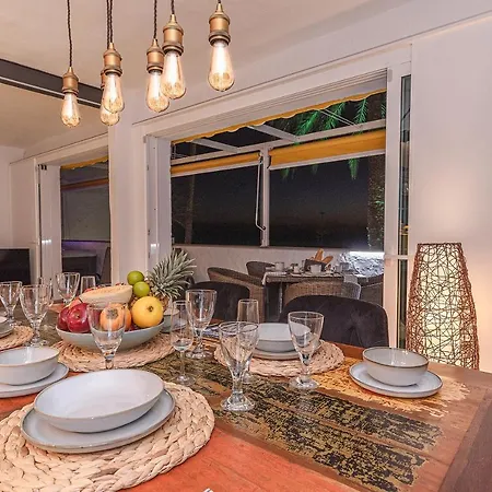 Luxury Apartment, Sea Views, Jacuzzi And Sauna. Апартаменты Моган