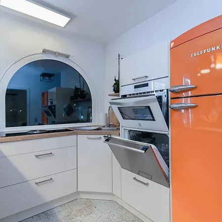 Апартаменты Luxury Apartment, Sea Views, Jacuzzi And Sauna. Моган