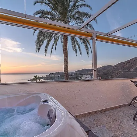Апартаменты Luxury Apartment, Sea Views, Jacuzzi And Sauna.