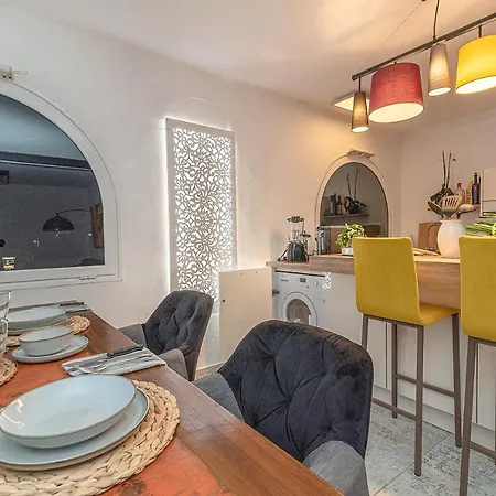 Апартаменты Luxury Apartment, Sea Views, Jacuzzi And Sauna. Моган
