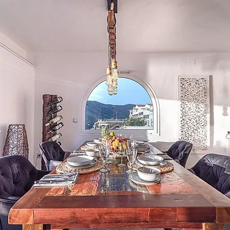 Апартаменты Luxury Apartment, Sea Views, Jacuzzi And Sauna. *